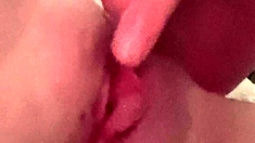 Close up solo beauty fucking her pussy