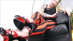 Blonde enjoys hot foot fetish sex